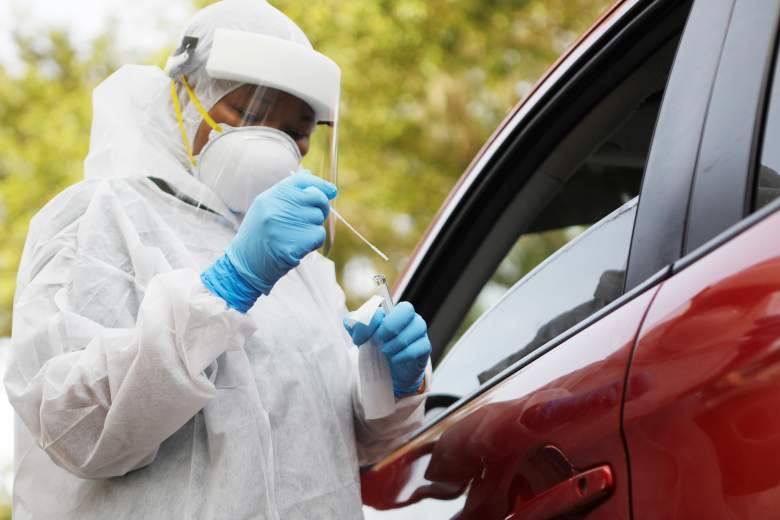 Un trabajador de la salud administra una prueba de coronavirus a un paciente en el Centro de Recursos Comunitarios Lee Davis el 25 de junio de 2020 en Tampa, Florida.