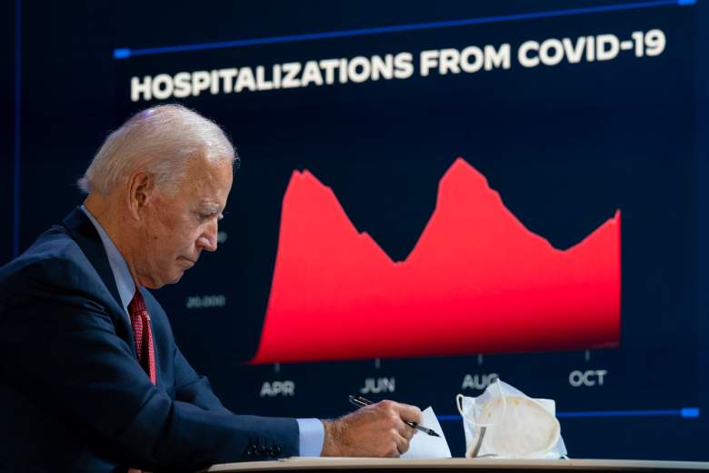 El candidato presidencial demócrata Joe Biden asiste a una sesión informativa sobre el coronavirus en el teatro Queen el 28 de octubre de 2020 en Wilmington, Delaware.