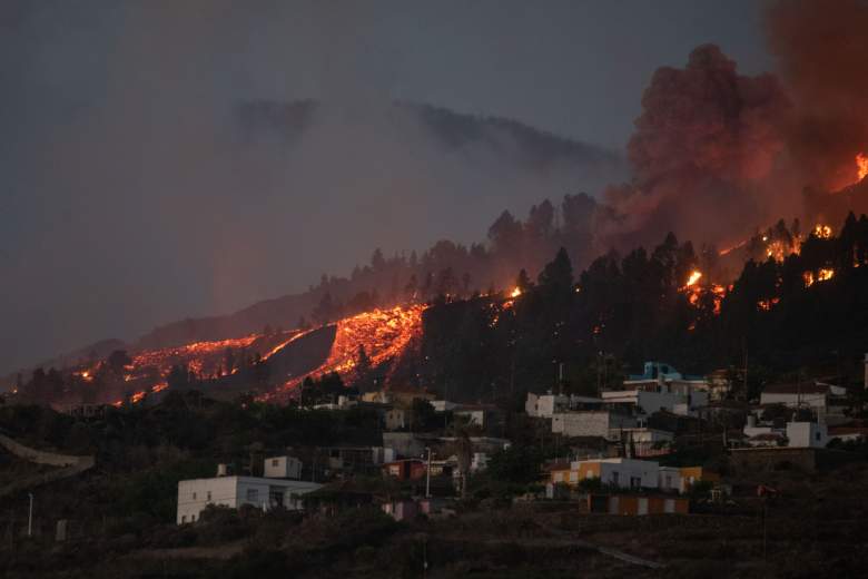 Un río de lava se acerca a las casas cuando el Monte Cumbre Vieja entra en erupción en El Paso, arrojando columnas de humo, ceniza y lava como se ve desde Los Llanos de Aridane en la isla canaria de La Palma el 19 de septiembre de 2021.