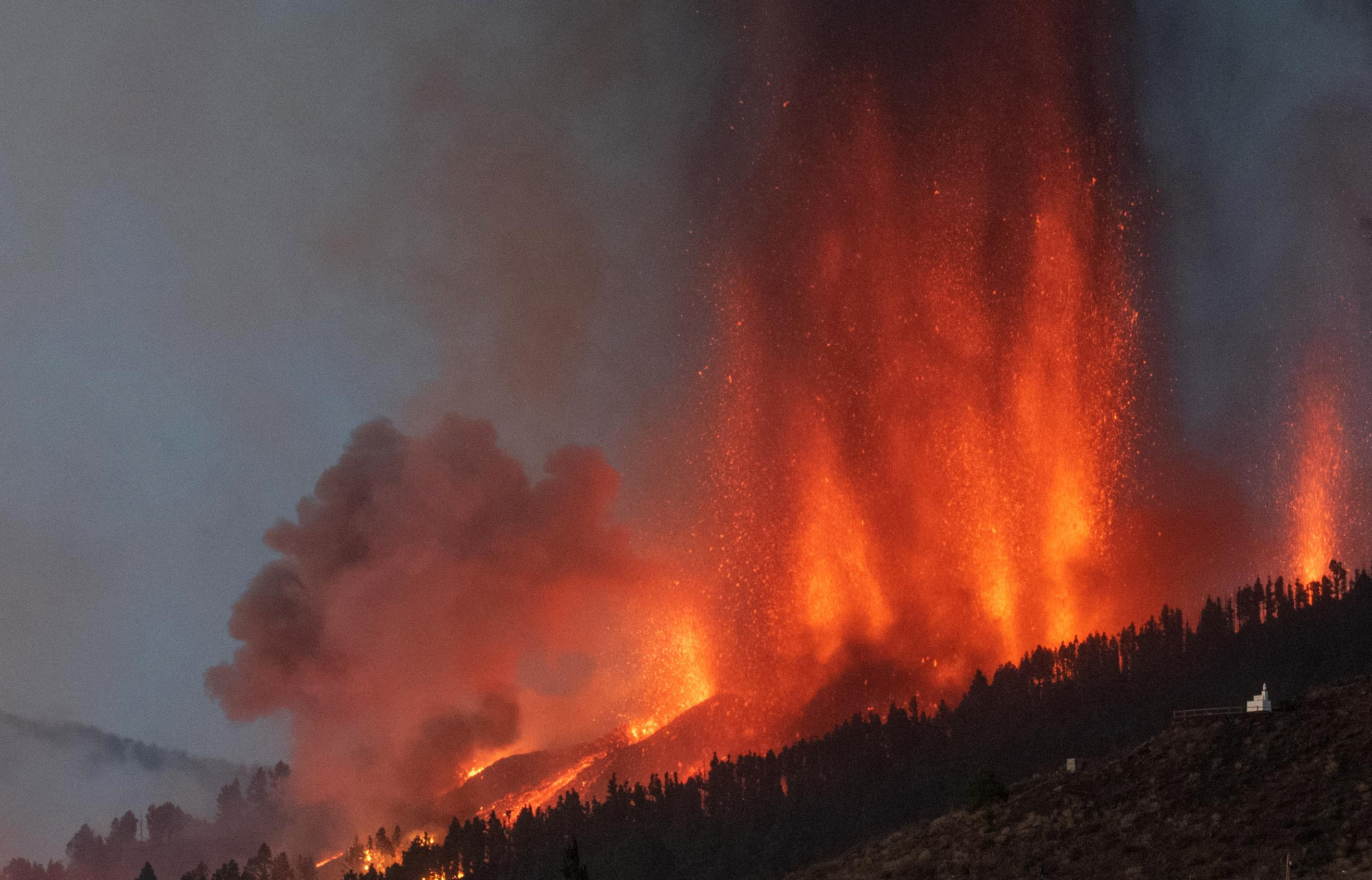 El Monte Cumbre Vieja entra en erupción en El Paso, arrojando columnas de humo, ceniza y lava como se ve desde Los Llanos de Aridane en la isla canaria de La Palma el 19 de septiembre de 2021.