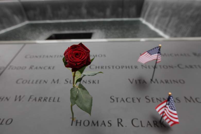 Una rosa y banderas estadounidenses se encuentran entre una lista de nombres de víctimas durante las ceremonias del décimo aniversario de los ataques terroristas del 11 de septiembre de 2001 en el sitio del World Trade Center el 11 de septiembre de 2011 en la ciudad de Nueva York.