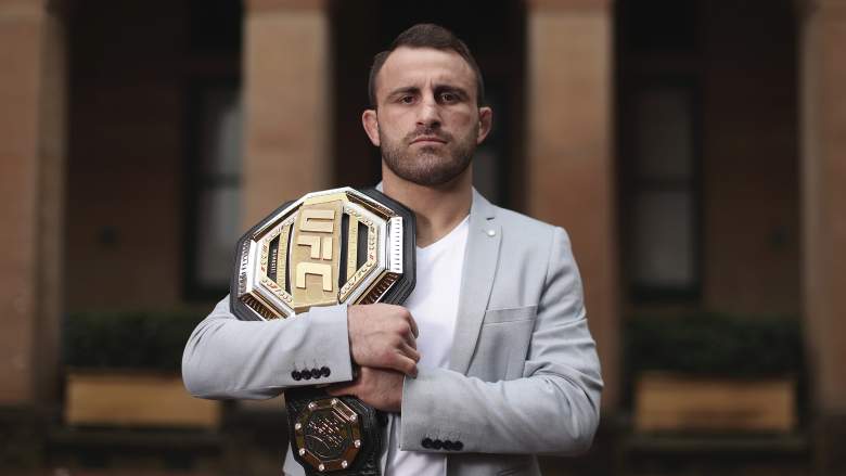 El campeón de peso pluma de UFC Alex Volkanovski posa con su cinturón de UFC el 28 de julio de 2020 en Sydney, Australia.