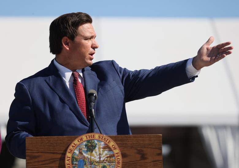 El gobernador de Florida, Ron DeSantis, habla durante una conferencia de prensa sobre la apertura de un sitio de vacunación COVID-19 en el Hard Rock Stadium el 6 de enero de 2021 en Miami Gardens, Florida.