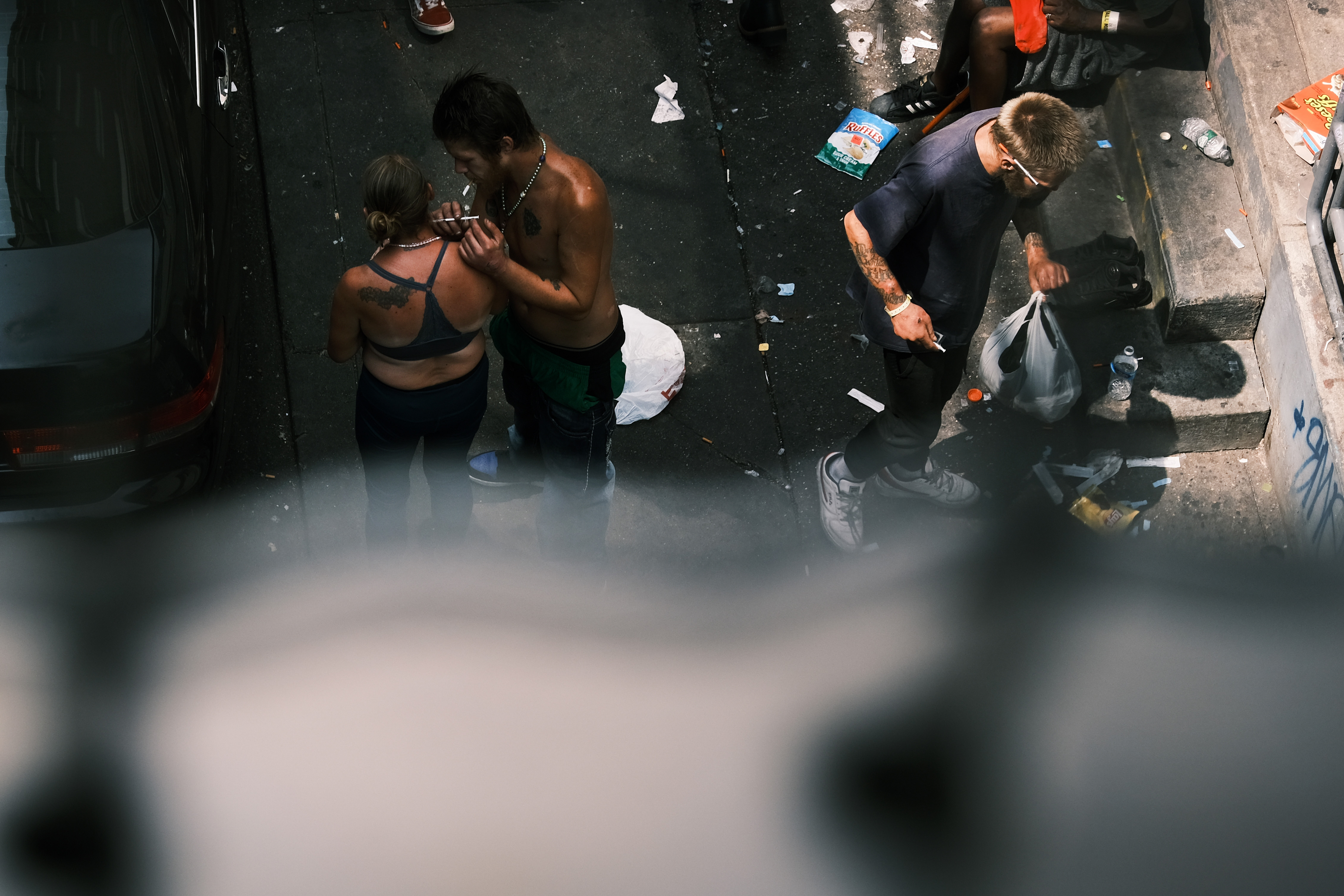 La gente dispara heroína en una calle de Kensington el 19 de julio de 2021 en Filadelfia, Pensilvania.