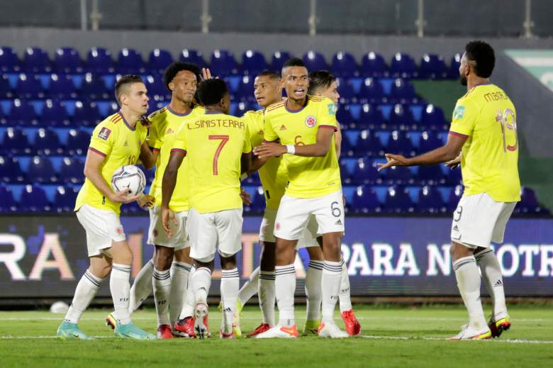 Juan Cuadrado de Colombia celebra con sus compañeros de equipo después de anotar el primer gol de su equipo vía penalti durante un partido entre Paraguay y Colombia como parte de los Clasificatorios Sudamericanos para Qatar 2022 en el Estadio Defensores del Chaco el 05 de septiembre de 2021 en Asunción, Paraguay.