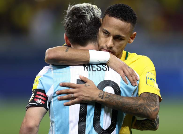 Neymar (R) de Brasil saluda a Lionel Messi de Argentina durante un partido entre Brasil y Argentina como parte de la Copa Mundial de la FIFA Rusia 2018 Qualifier en el estadio Mineirao el 10 de noviembre de 2016 en Belo Horizonte, Brasil.