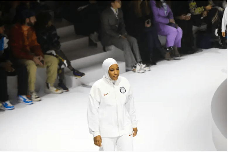 El esgrimista olímpico de sable de EE. UU. Ibtihaj Muhammad camina por la pasarela durante el desfile de modas de la colección olímpica de Tokio 2020 en The Shed el 05 de febrero de 2020 en la ciudad de Nueva York.