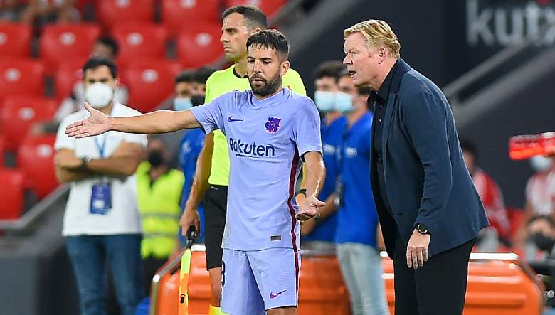 El entrenador holandés del Barcelona, Ronald Koeman (R), habla con el defensor español del Barcelona Jordi Alba durante el partido de fútbol de la Liga española entre el Athletic Club de Bilbao y el FC Barcelona en el estadio de San Mamés de Bilbao el 21 de agosto de 2021