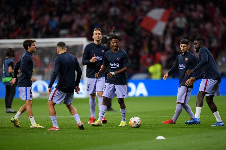 El centrocampista español del Barcelona Ansu Fati (C) y sus compañeros se calientan antes del partido de fútbol de la Liga española entre el Club Atlético de Madrid y el FC Barcelona en el estadio Wanda Metropolitano de Madrid el 2 de octubre de 2021