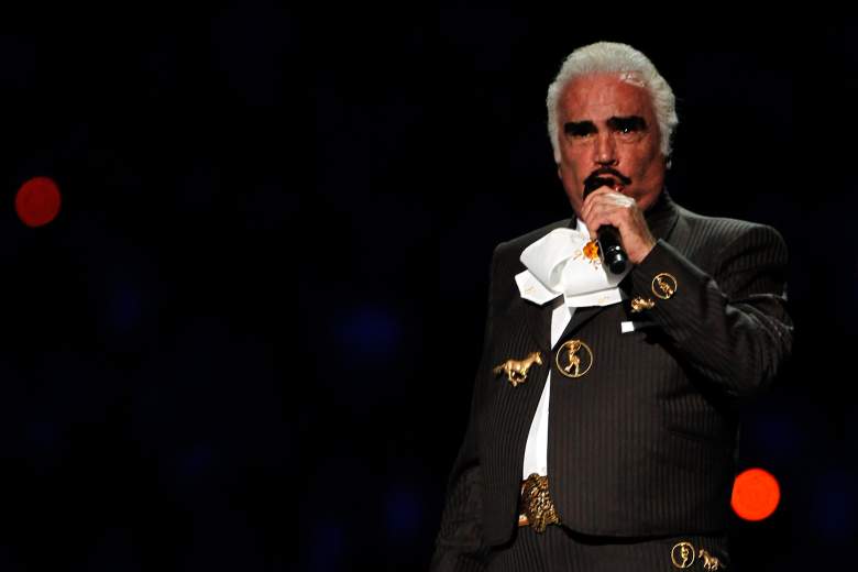 El cantante Vicente Fernández realiza para iniciar la ceremonia de apertura de los XVI Juegos Panamericanos en el Estadio Omnilife el 14 de octubre de 2011 en Guadalajara, México.