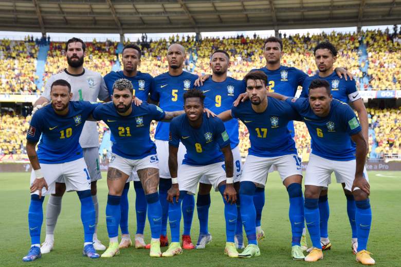 Los jugadores de Brasil posan para la foto del equipo antes de un partido entre Colombia y Brasil como parte de los Clasificatorios Sudamericanos para Qatar 2022 en el Estadio Metropolitano el 10 de octubre de 2021 en Barranquilla, Colombia.