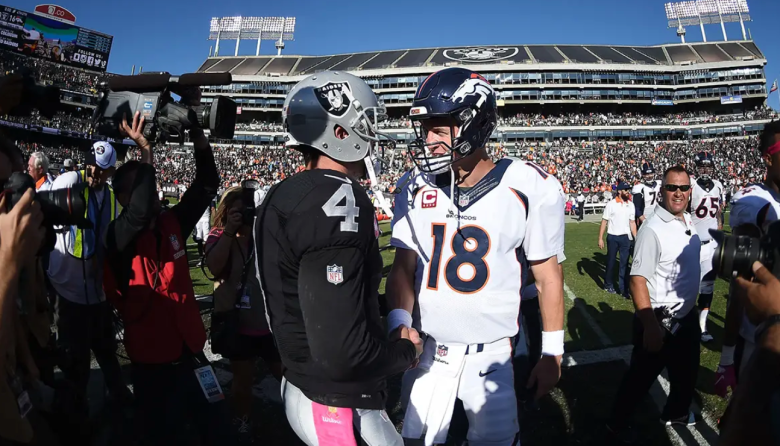 Derek Derek Carr con Peyton Manning