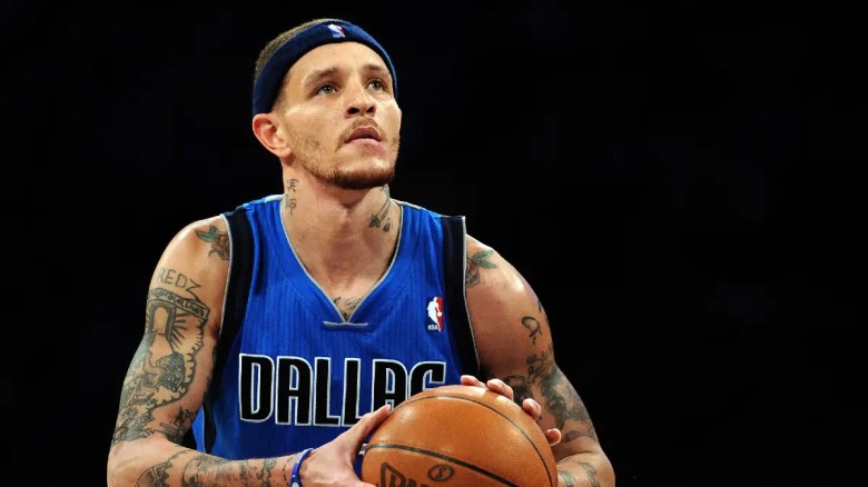 El escolta de los Dallas Mavericks, Delonte West, intenta un tiro libre durante un juego de 2021 contra los LA Lakers.