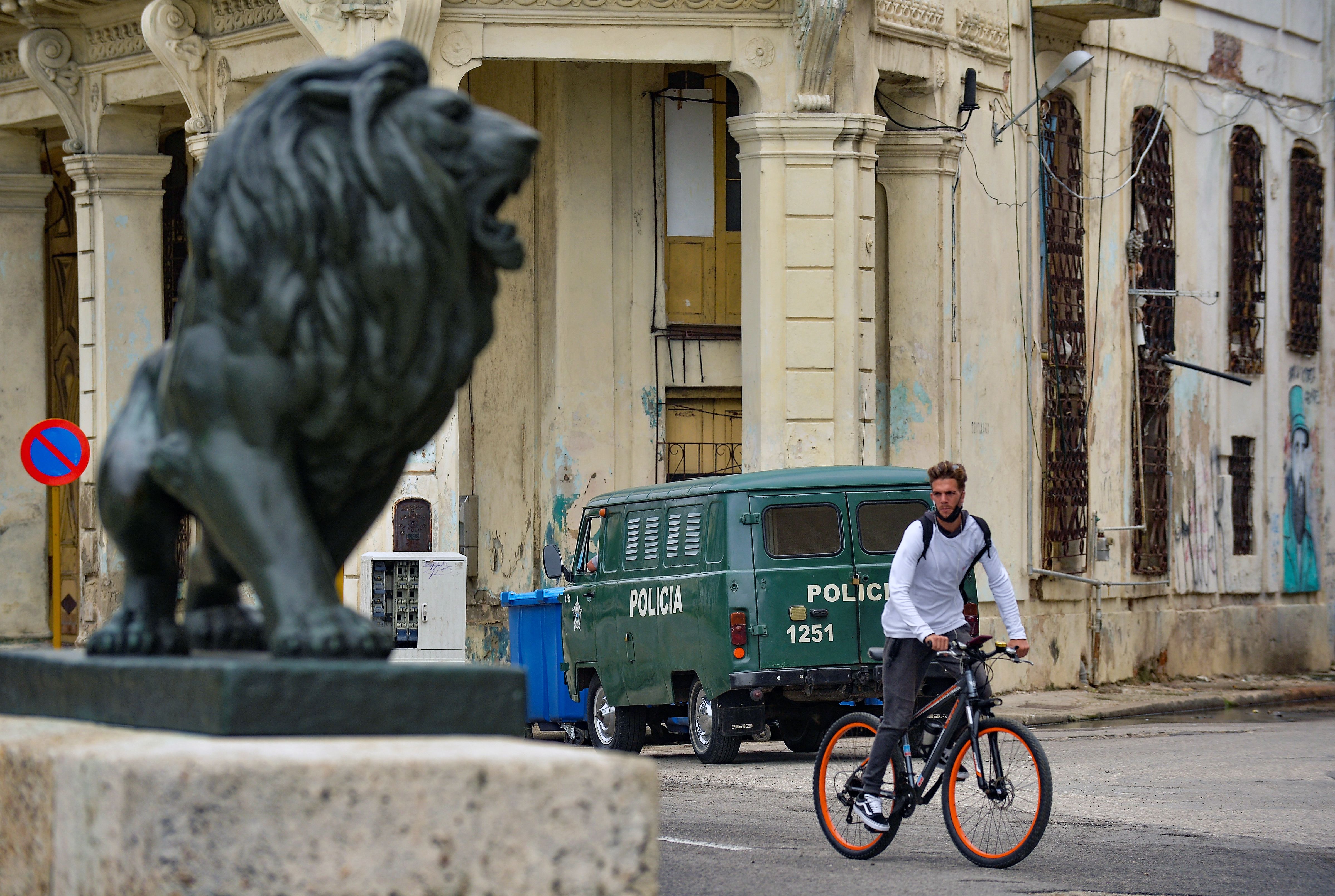 Un vehículo policial es visto en la calle El Paseo del Prado de La Habana, el 15 de noviembre de 2021.