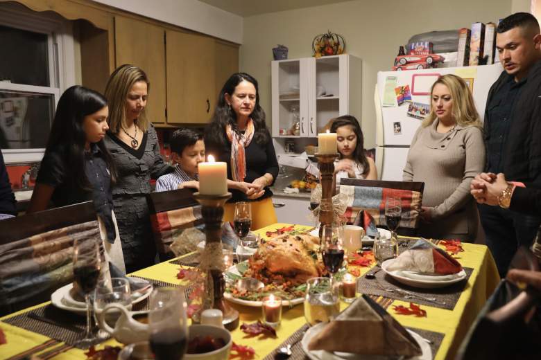 Los inmigrantes centroamericanos y sus familias rezan antes de la cena de Acción de Gracias el 24 de noviembre de 2016 en Stamford, Connecticut.