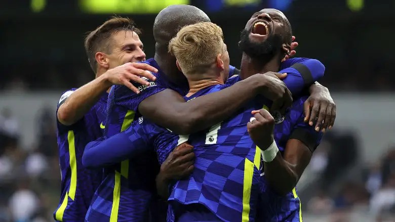 Timo Werner celebra con sus compañeros de Chelsea.