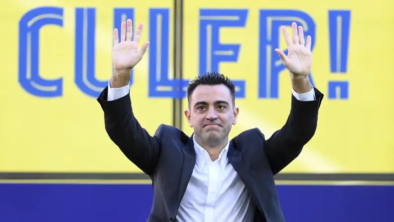 Xavi técnico del Barcelona en el Camp Nou.