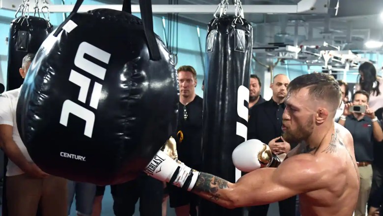 El campeón de peso ligero de UFC Conor McGregor golpea una bolsa de uppercut durante un entrenamiento de medios en el UFC Performance Institute el 11 de agosto de 2017 en Las Vegas, Nevada. McGregor peleará contra Floyd Mayweather Jr. en un combate de box en T-Mobile Arena el 26 de agosto en Las Vegas.