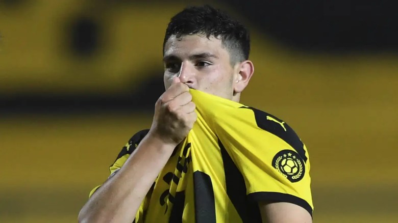 Agustín Álvarez celebra el gol de Peñarol.