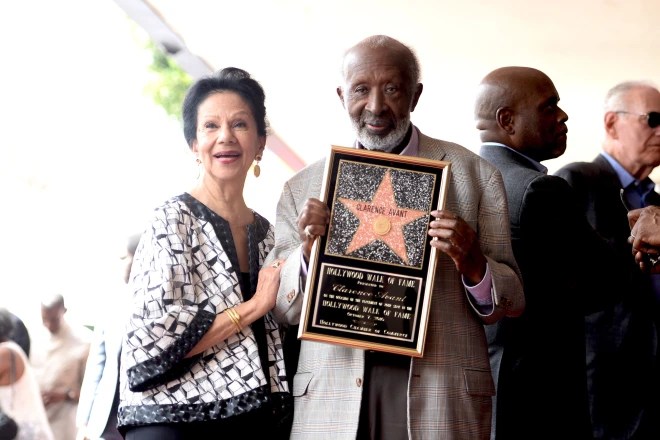 El ejecutivo musical Clarence Avant (R) y su esposa Jacqueline Avant.