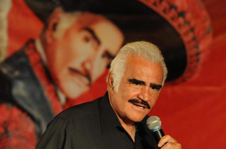 El cantante mexicano Vicente Fernández habla a la audiencia durante una conferencia de prensa el 17 de febrero de 2009 en Bogotá.