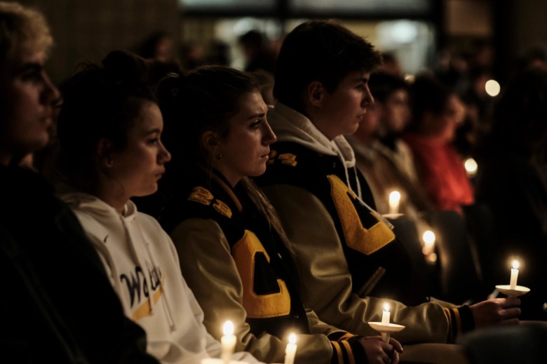 Estudiantes, padres, maestros y miembros de la comunidad se reúnen para una vigilia en la Iglesia Comunitaria de Lake Point luego de un tiroteo en Oxford High School el 30 de noviembre de 2021 en Oxford, Michigan. Tres personas murieron y otras seis resultaron heridas por el presunto tirador, un estudiante de 15 años que ahora se encuentra bajo custodia policial.