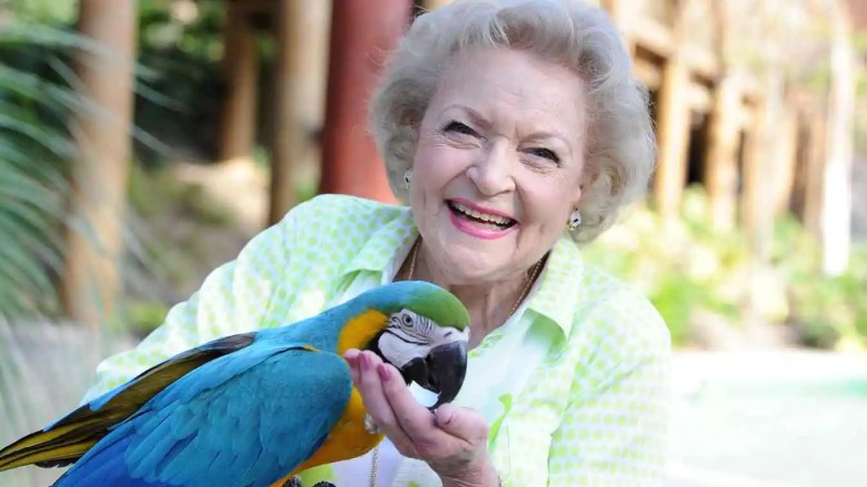 Betty White aparece en 2014 en el baile de la Asociación del Zoológico del Gran Los Ángeles en California.