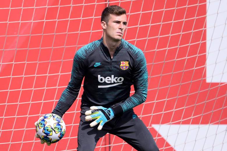 El portero del Barcelona Iñaki Pena participa en una sesión de entrenamiento en el campo de entrenamiento de la Ciudad Deportiva Joan Gamper en Barcelona el 16 de septiembre de 2019