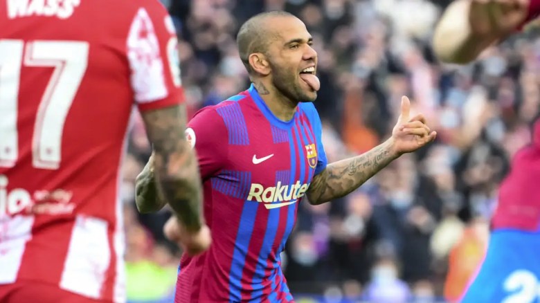 Dani Alves celebra un gol ante el Atlético.