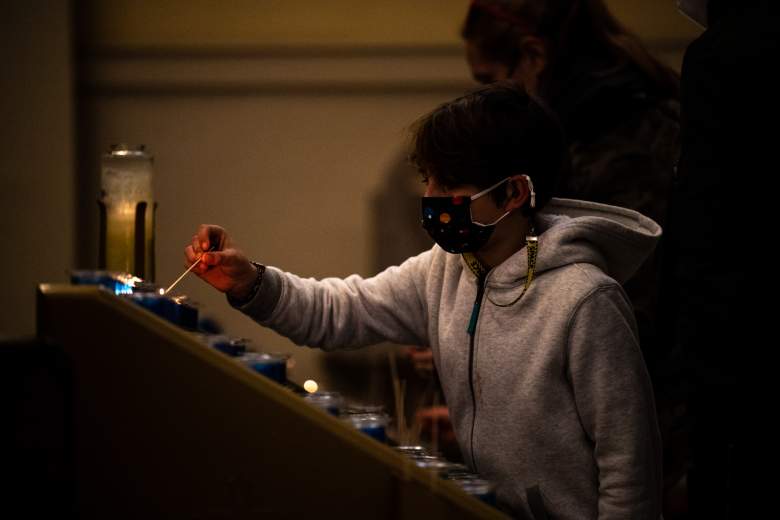 Un joven feligrés enciende una vela votiva en la Catedral de St. Louis durante la oración del Miércoles de Ceniza y la imposición de cenizas el 17 de febrero de 2021 en Nueva Orleans, Luisiana.