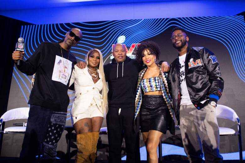 (De izquierda a derecha) el rapero Snoop Dogg, la cantante y compositora Mary J. Blige, el rapero Dr Dre, MJ Acosta-Ruiz y Nate Burleson posan durante la conferencia de prensa Pepsi Super Bowl LVI Halftime Show en el centro de convenciones de Los Ángeles, California , el 10 de febrero de 2022.