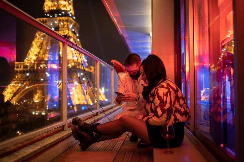 Celebraciones del Día de San Valentín cerca de la Torre Eiffel el 13 de febrero de 2021 en París, Francia.