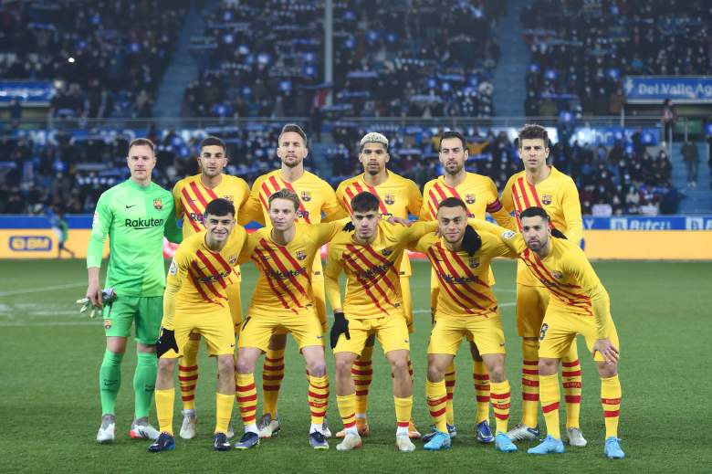 Los jugadores del FC Barcelona posan para una fotografía del equipo antes del partido de LaLiga Santander entre el Deportivo Alaves y el FC Barcelona en el Estadio de Mendizorroza el 23 de enero de 2022 en Vitoria-Gasteiz, España.