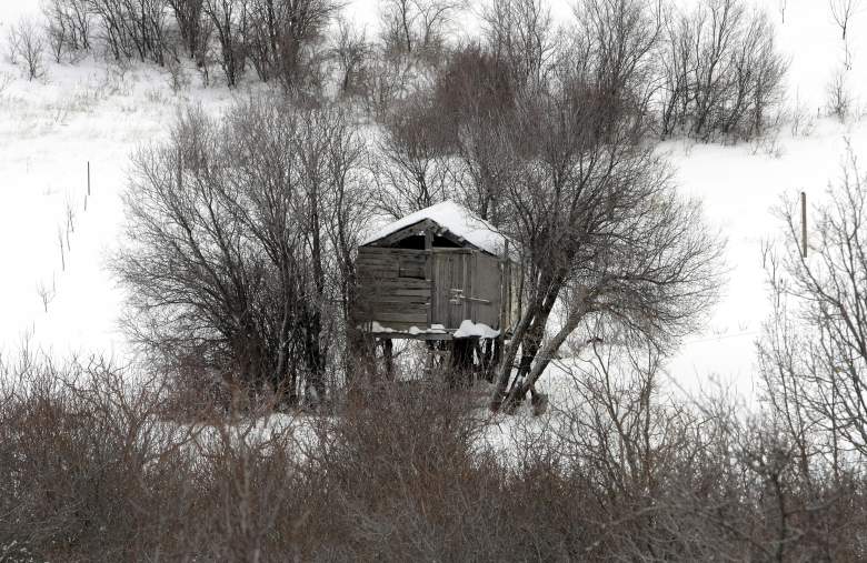 La nieve cubre una choza de madera en un campo agrícola en el pueblo de Ain Zhalta en las montañas Shouf de Líbano