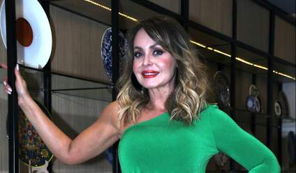 Gaby Spanic se prepara para Navidad y al lado de un guapo galán ¿Quién será?