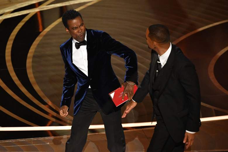 El actor estadounidense Will Smith (der.) abofetea al actor estadounidense Chris Rock en el escenario durante la 94.ª entrega de los Oscar en el Dolby Theatre de Hollywood, California, el 27 de marzo de 2022.