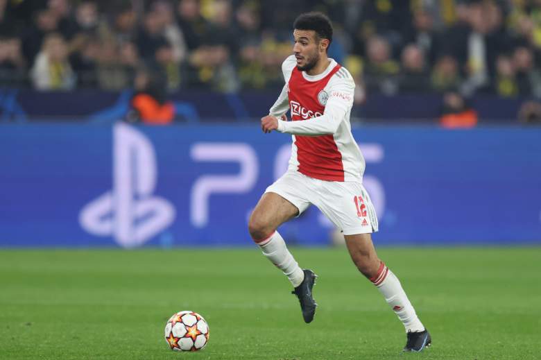 Noussair Mazraoui del Ajax controla el balón durante el partido del grupo C de la Liga de Campeones de la UEFA entre el Borussia Dortmund y el AFC Ajax en Signal Iduna Park el 3 de noviembre de 2021 en Dortmund, Alemania.