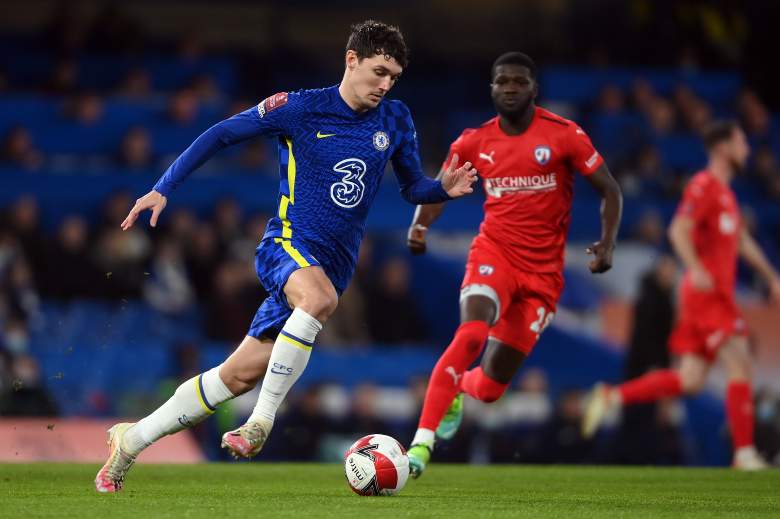 Andreas Christensen de Chelsea rompe con el balón durante el partido de la tercera ronda de la Copa FA de los Emiratos entre Chelsea y Chesterfield en Stamford Bridge el 08 de enero de 2022 en Londres, Inglaterra.