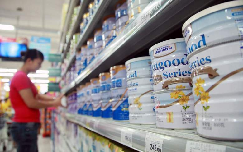 Un cliente selecciona leche para bebés en un supermercado en Haikou, provincia de Hainan, en el sur de China, el 7 de agosto de 2013.