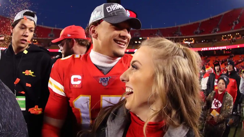 Patrick Mahomes y su novia Brittany Matthews celebran la victoria en el Campeonato Chiefs AFC en 2020.