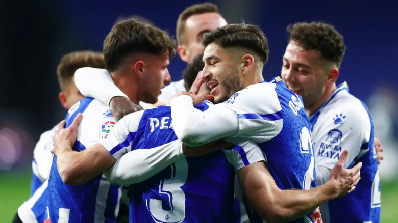 Los jugadores del Espanyol celebran con Adria Pedrosa.