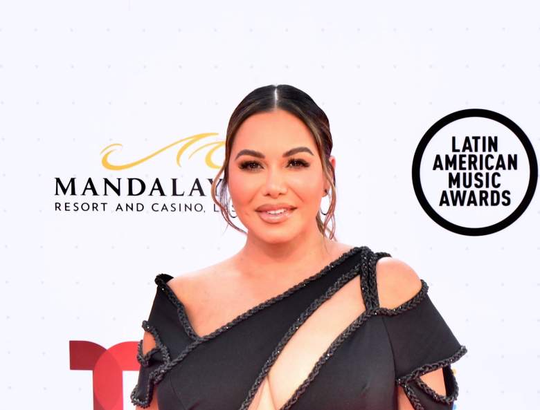 Chiquis sorprende alfombra Latin Amas