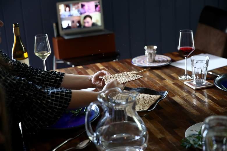 Sarah y Aaron Sanders celebran un Séder de Pesaj con sus hijos, Noah, 19, Bella, 18 y Maya, 13, en casa y diferentes miembros de la familia en todo el país a través de videoconferencia el 8 de abril de 2020 en San Anselmo, California.