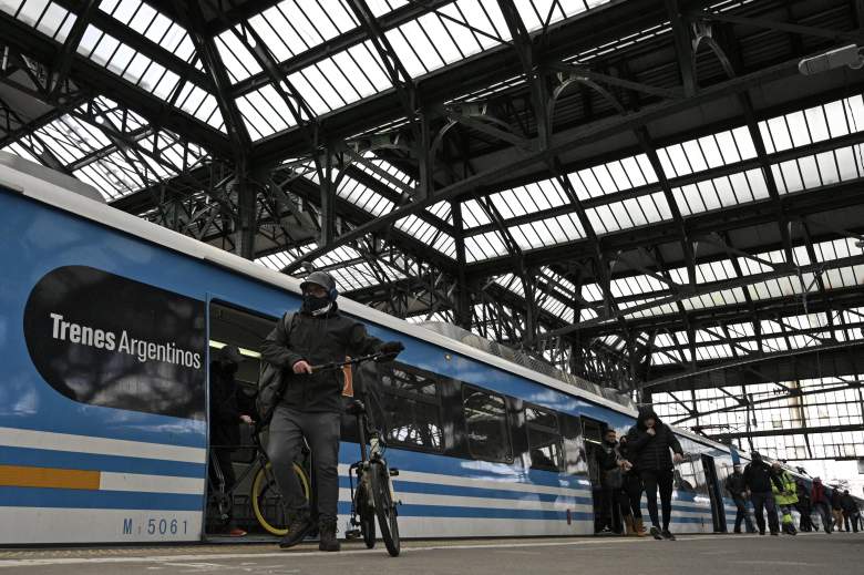 Mujer argentina se desmaya y cae a las vías del tren