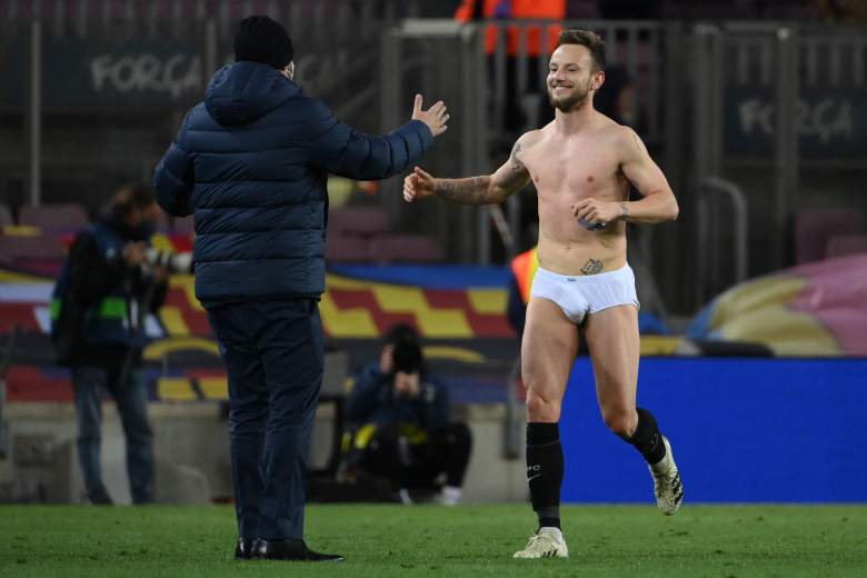 El centrocampista croata del Sevilla Ivan Rakitic corre en ropa interior después de dar su ropa a los aficionados durante el partido de fútbol de la Liga española entre el FC Barcelona y el Sevilla FC en el estadio Camp Nou de Barcelona el 3 de abril de 2022.