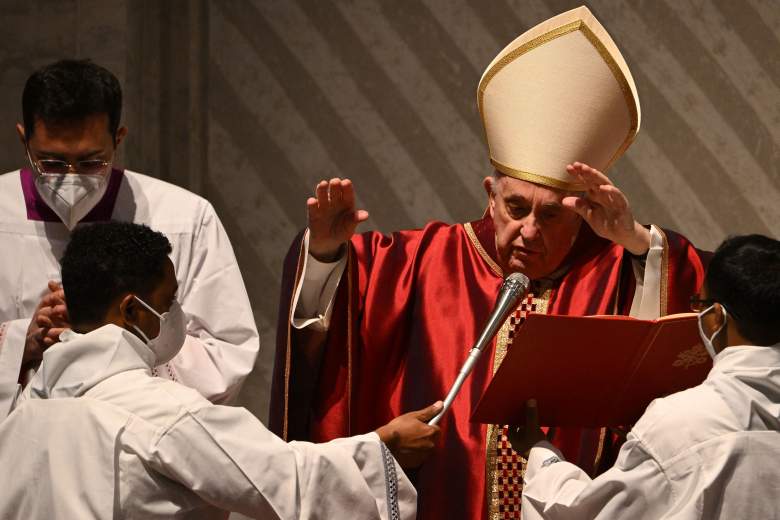 El Papa Francisco preside la Liturgia de la Pasión del Señor el Viernes Santo, 15 de abril de 2022 en la Basílica de San Pedro en el Vaticano.