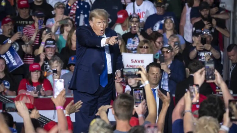 El expresidente de los Estados Unidos, Donald Trump, sale del escenario después de hablar durante un mitin organizado por el expresidente en el recinto ferial del condado de Delaware el 23 de abril de 2022 en Delaware, Ohio.