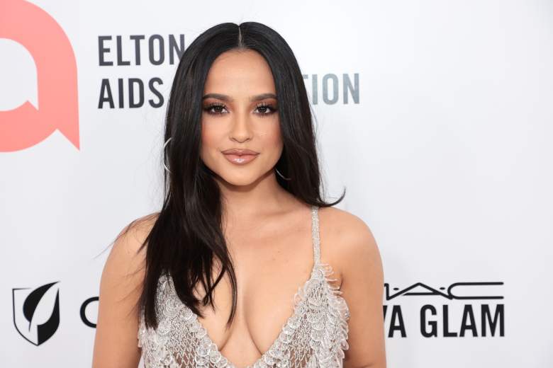 Video: Becky G esquiva a hombre que intentó tocar sus pechos