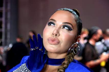 Chiquis conmociona las redes al bailar con su trasero desnudo