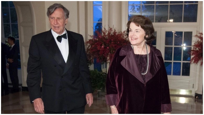 La Senadora Dianne Feinstein y Richard Blum llegan a la Cena de Estado del Presidente Xi de China y Madame Peng Liyuan en la Casa Blanca para una Visita de Estado oficial el 25 de septiembre de 2015 en Washington, D.C.